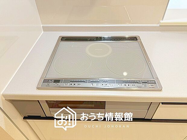 【ビルトインコンロ】フラットな構造で清掃性が高く、過熱防止センサー付３口タイプで日頃の家事も快適です。