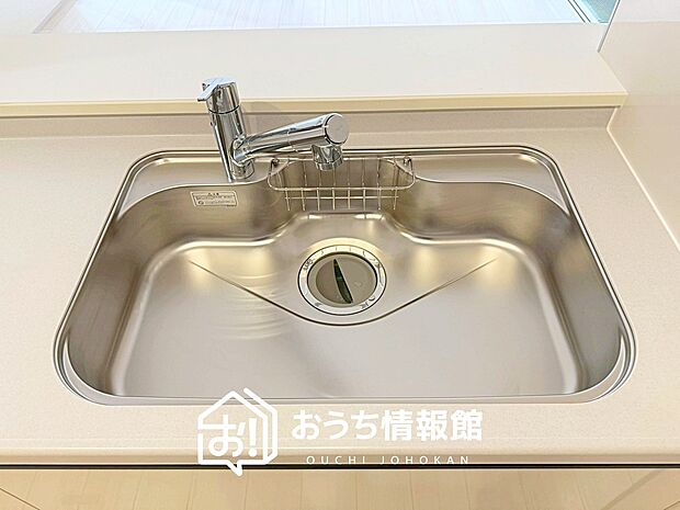 【浄水器内臓型ハンドシャワー付シンク】傷や汚れが付きにくい静音仕様の全面エンボス加工シンク。
また、蛇口の先端に浄水器を内蔵。浄水シャワーが使える毎分4リットルのたっぷり浄水。
