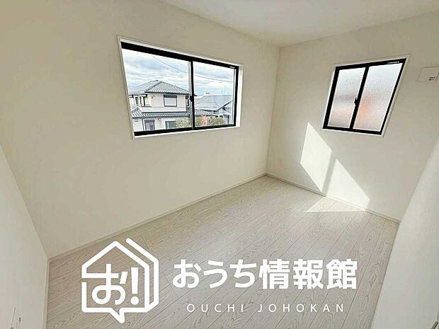 【現地写真（洋室）　】木目の美しさを際立たせるシンプルデザインの建具を使用しています。