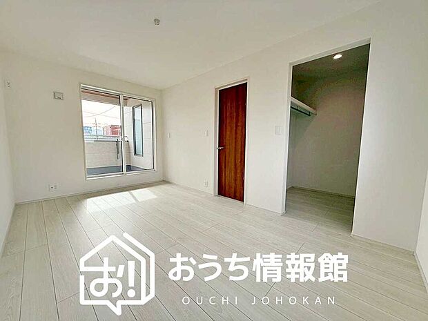 【現地写真（寝室）】木目の美しさを際立たせるシンプルデザインの建具を使用しています。