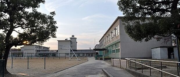 一宮市立葉栗小学校（約1,700m）