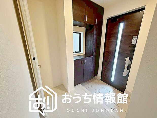 【現地写真（玄関）】玄関には、大型のシューズ収納を設置しています。