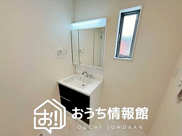 【洗面台・洗面所】鏡の両サイドは、必要なものを取出しやすく、大きな鏡面で朝の準備も快適。
使いやすいリフトアップ機能付きのシングルレバーシャワー水栓付です。