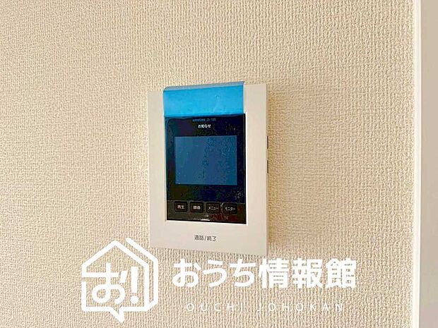 【TVモニター付インターホン】録画機能付きで、自動録画のほか、手動録画もできます。
受話、呼出音量の調整、明るさ調整が可能です。また、来訪者をズーム機能でズームアップして確認できます。