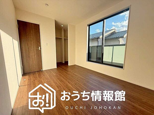 【現地写真（寝室）】木目の美しさを際立たせるシンプルデザインの建具を使用しています。