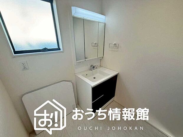 【洗面台・洗面所】鏡の両サイドは、必要なものを取出しやすく、大きな鏡面で朝の準備も快適。
使いやすいリフトアップ機能付きのシングルレバーシャワー水栓付です。