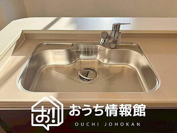 【浄水器内臓型ハンドシャワー付シンク】傷や汚れが付きにくい静音仕様の全面エンボス加工シンク。
また、蛇口の先端に浄水器を内蔵。浄水シャワーが使える毎分4リットルのたっぷり浄水。