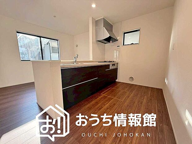 【現地写真（キッチン）】収納たっぷりのシステムキッチン、浄水器付水栓を標準装備しています。