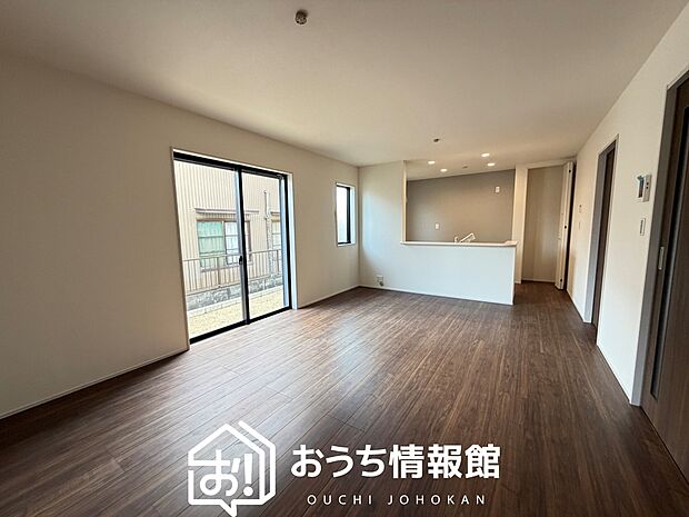 【現地写真（リビング）】フローリング材には、木目、色調など木材特有の風合いがあり、ナチュラルな美しさになっています。