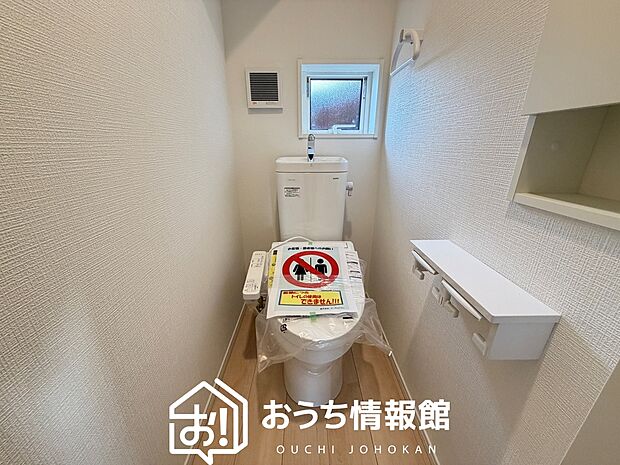 【トイレ】汚れてもサッとひと拭きでお手入れ簡単、エコ仕様の温水洗浄便座付きのトイレです。
バリアフリーにも配慮しています。