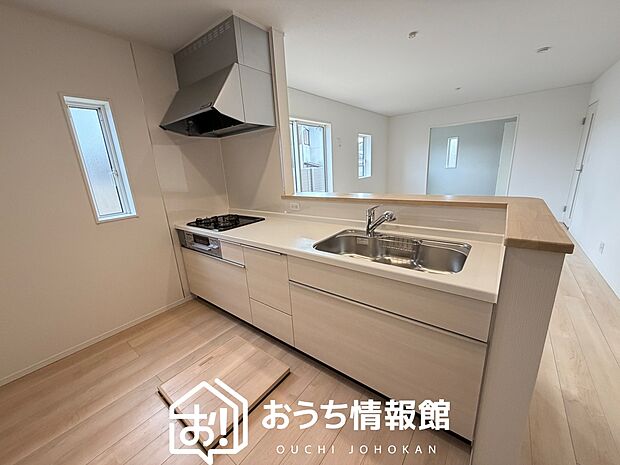 【現地写真（キッチン）】収納たっぷりのシステムキッチン、浄水器付水栓を標準装備しています。