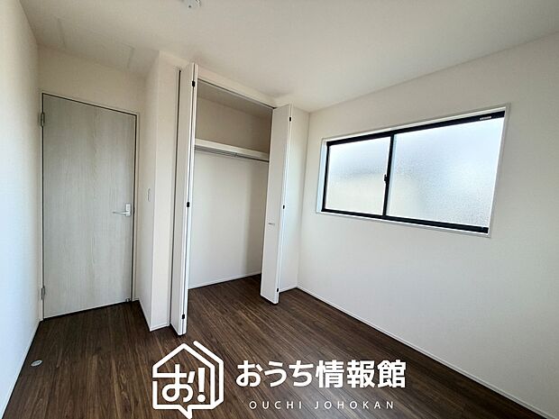 【現地写真（洋室）】木目の美しさを際立たせるシンプルデザインの建具を使用しています。