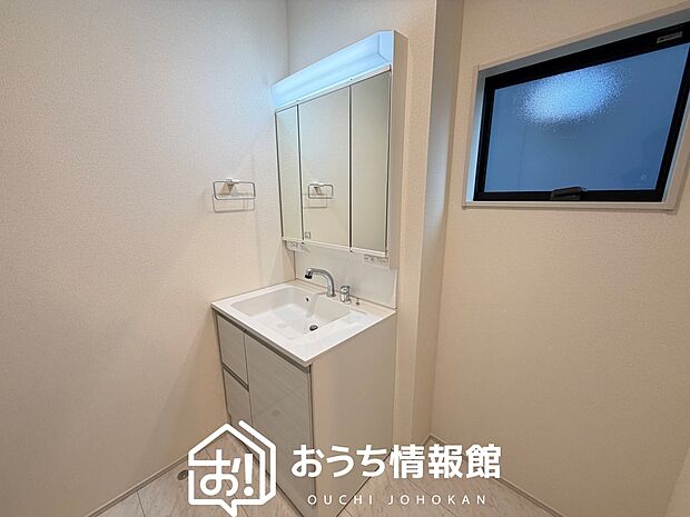 【洗面台・洗面所】鏡の両サイドは、必要なものを取出しやすく、大きな鏡面で朝の準備も快適。
使いやすいリフトアップ機能付きのシングルレバーシャワー水栓付です。