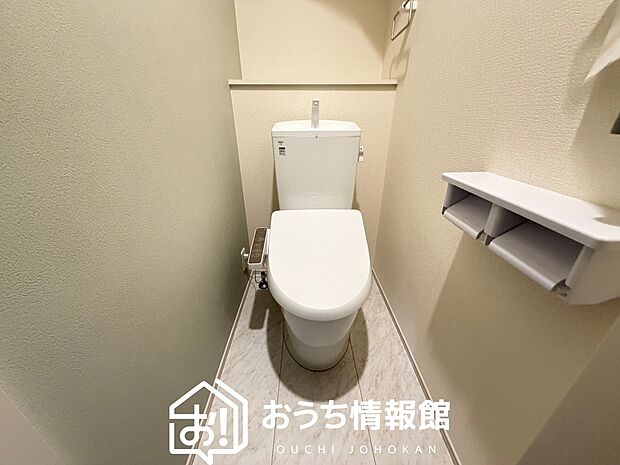 【トイレ】汚れてもサッとひと拭きでお手入れ簡単、エコ仕様の温水洗浄便座付きのトイレです。
バリアフリーにも配慮しています。