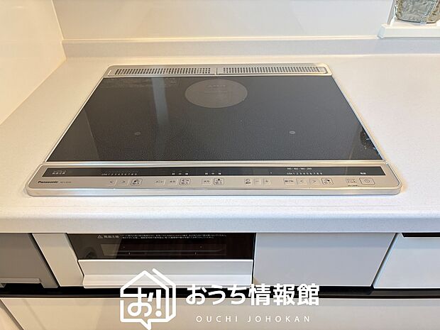 【ビルトインコンロ】フラットな構造で清掃性が高く、過熱防止センサー付３口タイプで日頃の家事も快適です。