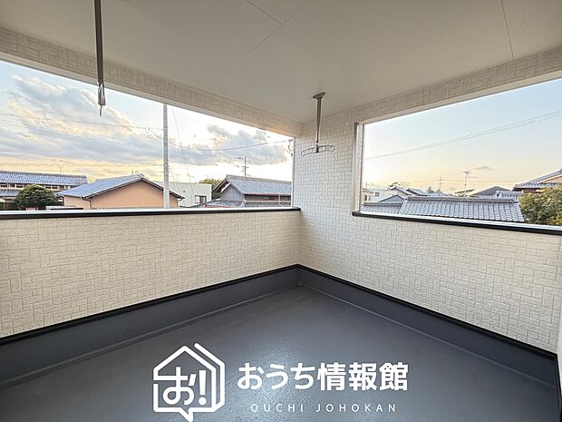 【バルコニー】奥行きが広く、洗濯物をゆったりと干せる十分な広さで、家族の洗濯も捗ります。