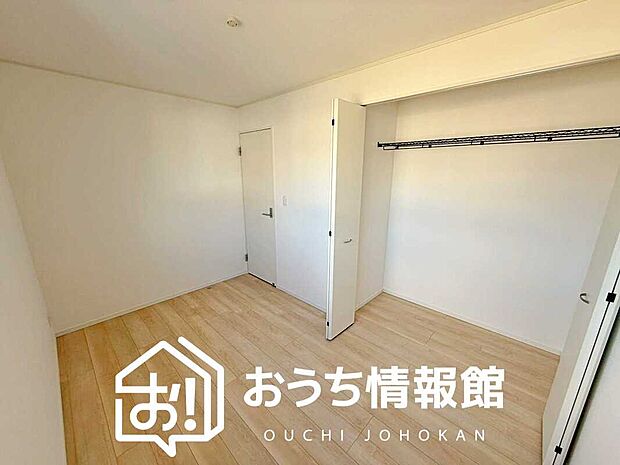 【現地写真（洋室）】木目の美しさを際立たせるシンプルデザインの建具を使用しています。