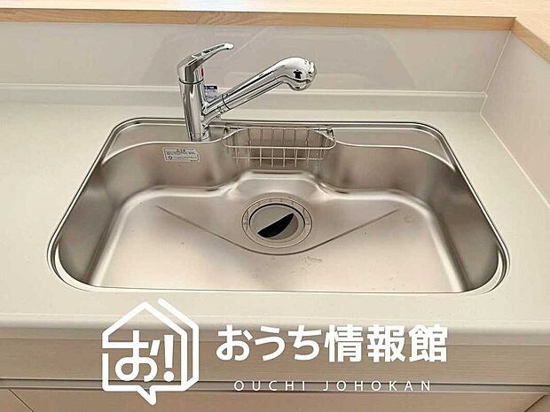 【浄水器内臓型ハンドシャワー付シンク】広々とした凸型シンクに洗剤ポケットを標準装備。すっきり収納できます。
また、蛇口の先端に浄水器を内蔵しているため場所をとりません。