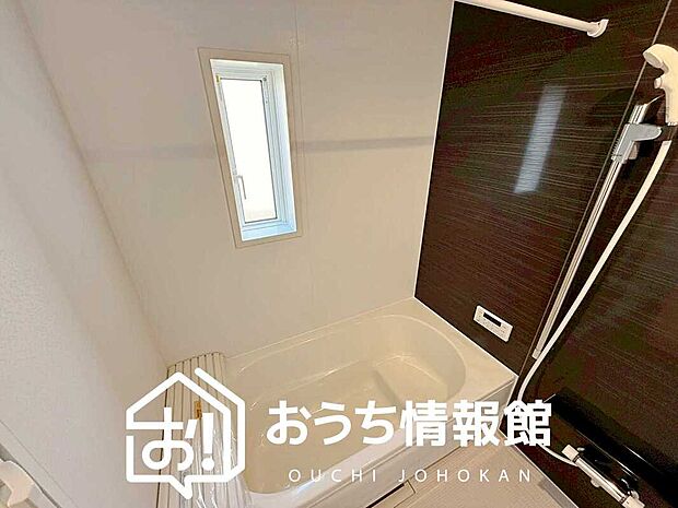 【現地写真（浴室）】浴室暖房乾燥機付き。１坪タイプで広々です。