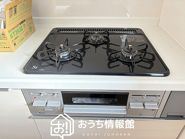 【ビルトインコンロ】フラットな構造で清掃性が高く、過熱防止センサー付３口タイプで日頃の家事も快適です。