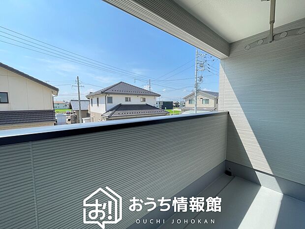 【バルコニー】奥行きが広く、洗濯物をゆったりと干せる十分な広さで、家族の洗濯も捗ります。