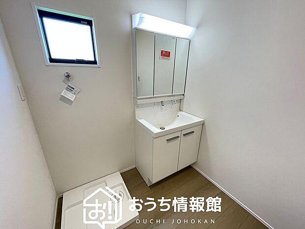 【洗面台・洗面所】鏡の両サイドは、必要なものを取出しやすく、大きな鏡面で朝の準備も快適。
使いやすいリフトアップ機能付きのシングルレバーシャワー水栓付です。