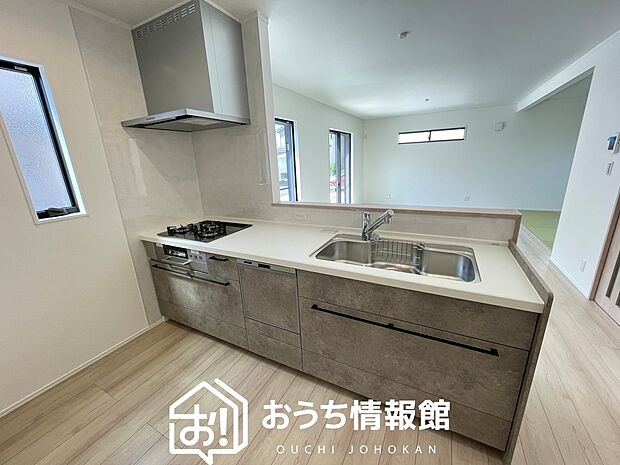 【現地写真（キッチン）】収納たっぷりのシステムキッチン、浄水器付水栓を標準装備しています。