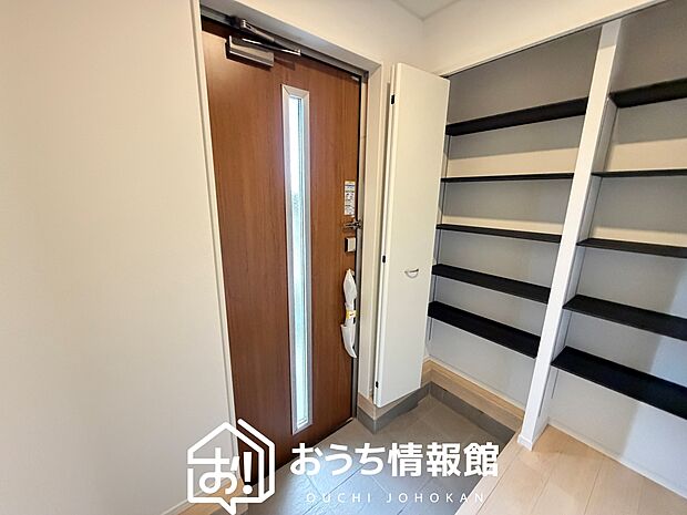 【現地写真（玄関）】玄関には、大型のシューズ収納を設置しています。
