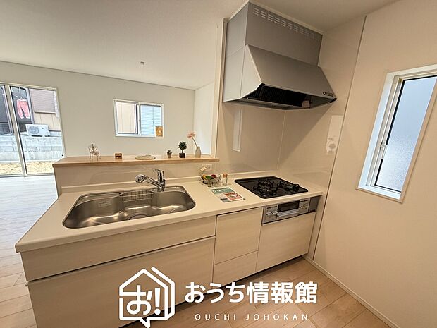 【現地写真（キッチン）】収納たっぷりのシステムキッチン、浄水器付水栓を標準装備しています。