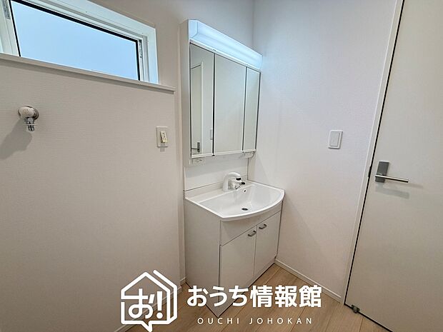 【洗面台・洗面所】鏡の両サイドは、必要なものを取出しやすく、大きな鏡面で朝の準備も快適。
使いやすいリフトアップ機能付きのシングルレバーシャワー水栓付です。