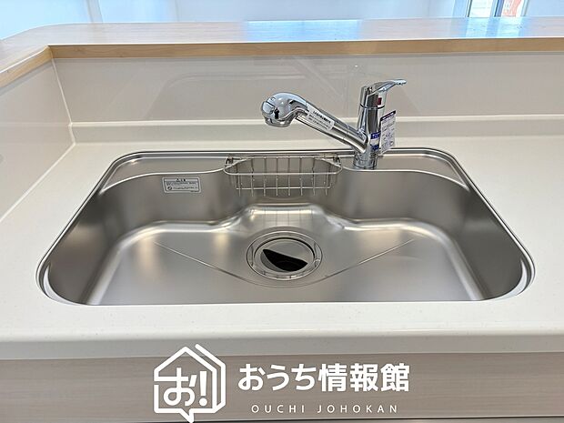 【浄水器内臓型ハンドシャワー付シンク】広々とした凸型シンクに洗剤ポケットを標準装備。すっきり収納できます。
また、蛇口の先端に浄水器を内蔵しているため場所をとりません。