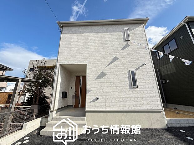 【現地写真（外観）【２号地】】雨で汚れを落とし、耐久性・耐候性に優れた外壁を使用しています。