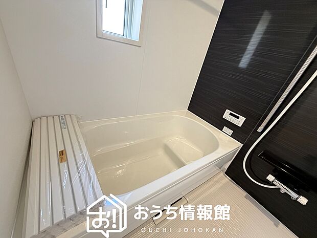 【現地写真（浴室）】浴室暖房乾燥機付き。１坪タイプで広々です。