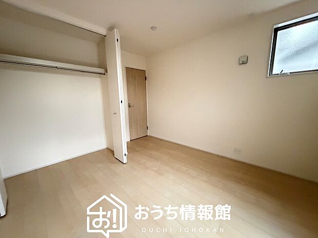 【現地写真（寝室）】木目の美しさを際立たせるシンプルデザインの建具を使用しています。