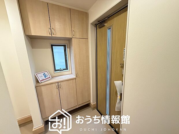 【現地写真（玄関）】玄関には、大型のシューズ収納を設置しています。
