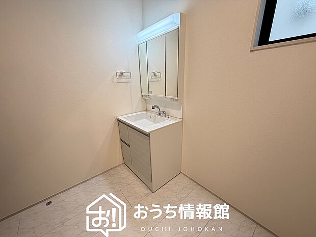 【洗面台・洗面所】鏡の両サイドは、必要なものを取出しやすく、大きな鏡面で朝の準備も快適。
使いやすいリフトアップ機能付きのシングルレバーシャワー水栓付です。