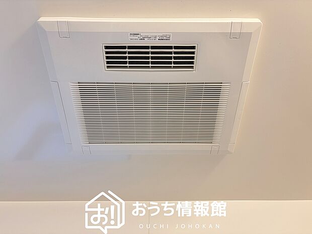 【電気式浴室暖房換気乾燥機】寒い冬場はあたたかく、暑い夏場は扇風機のような心地よさです。
雨の日は、浴室が衣類乾燥スペースになります。