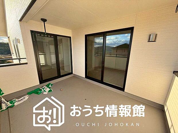 【バルコニー】奥行きが広く、洗濯物をゆったりと干せる十分な広さで、家族の洗濯も捗ります。