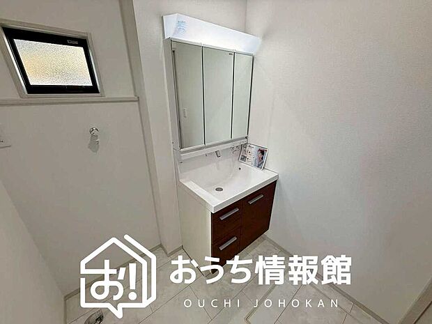 【洗面台・洗面所】鏡の両サイドは、必要なものを取出しやすく、大きな鏡面で朝の準備も快適。
使いやすいリフトアップ機能付きのシングルレバーシャワー水栓付です。