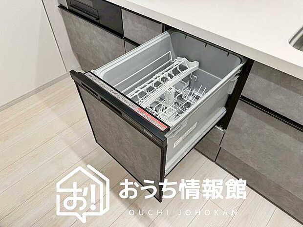 【食器洗い乾燥機】食後の時間にゆとりを与えてくれる食器洗い乾燥機。
操作ボタンも上面にあるので、腰をかがめずに操作ができラクラクです。