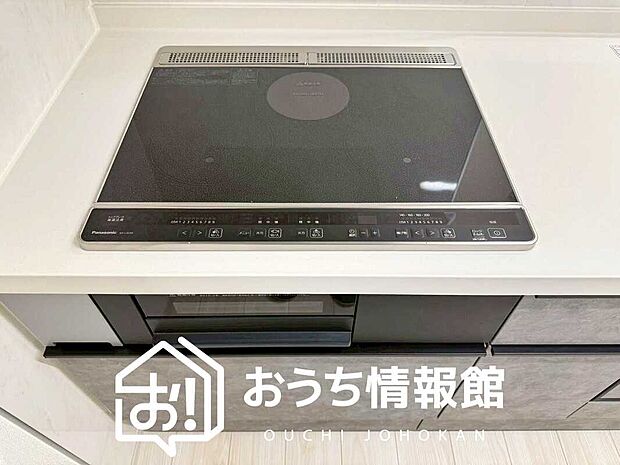 【ビルトインコンロ】フラットな構造で清掃性が高く、過熱防止センサー付３口タイプで日頃の家事も快適です。