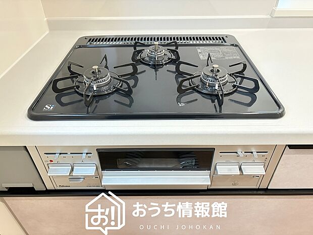 【ビルトインコンロ】フラットな構造で清掃性が高く、過熱防止センサー付３口タイプで日頃の家事も快適です。