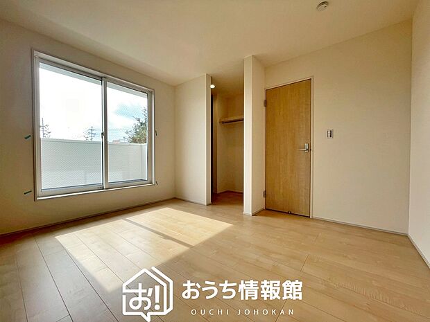 【現地写真（寝室）】木目の美しさを際立たせるシンプルデザインの建具を使用しています。