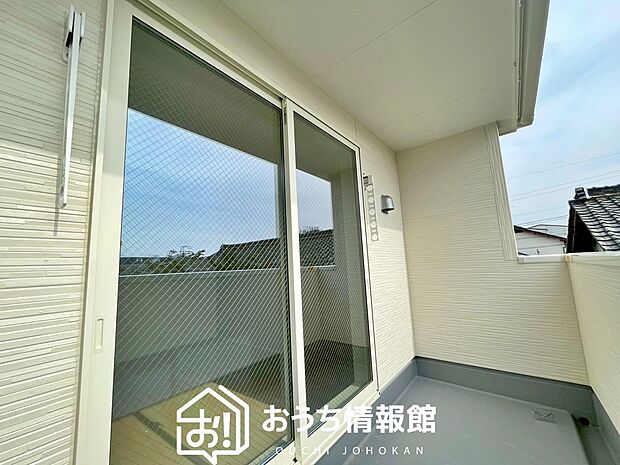 【バルコニー】奥行きが広く、洗濯物をゆったりと干せる十分な広さで、家族の洗濯も捗ります。