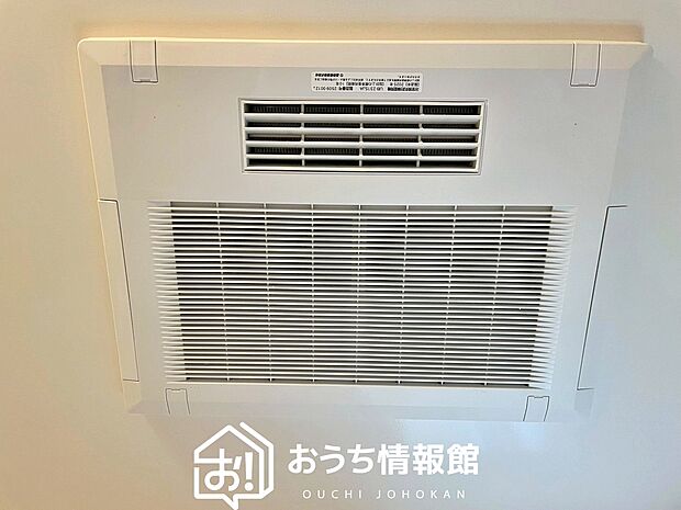 【電気式浴室暖房換気乾燥機】寒い冬場はあたたかく、暑い夏場は扇風機のような心地よさです。
雨の日は、浴室が衣類乾燥スペースになります。