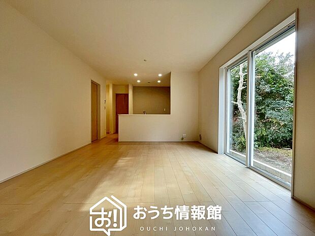 【現地写真（リビング）】フローリング材には、木目、色調など木材特有の風合いがあり、ナチュラルな美しさになっています。