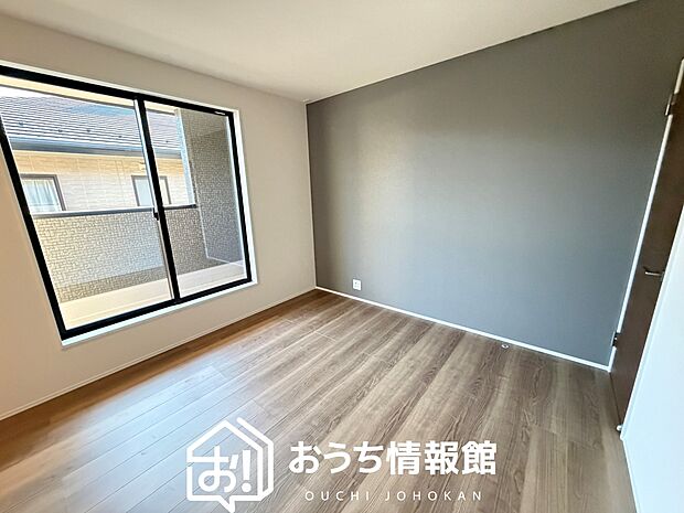 【現地写真（寝室）】木目の美しさを際立たせるシンプルデザインの建具を使用しています。