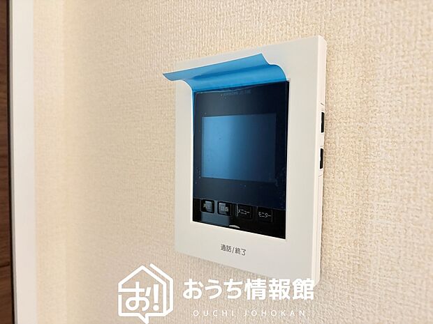 【TVモニター付インターホン】録画機能付きで、自動録画のほか、手動録画もできます。
受話、呼出音量の調整、明るさ調整が可能です。また、来訪者をズーム機能でズームアップして確認できます。