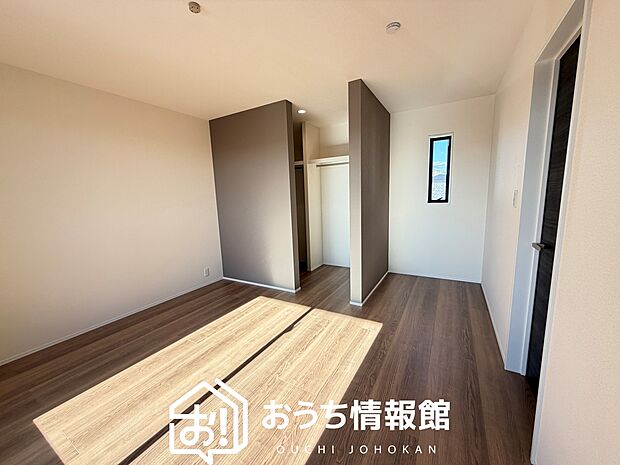 【現地写真（寝室）】木目の美しさを際立たせるシンプルデザインの建具を使用しています。