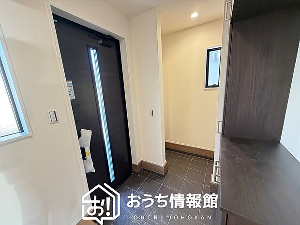 【現地写真（玄関）】玄関には、大型のシューズ収納を設置しています。
